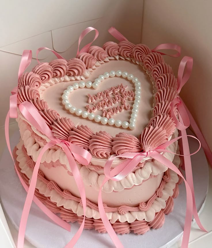 My Bento Cake Livraison Montpellier - Gâteau cœur rose avec rubans roses et perles décoratives