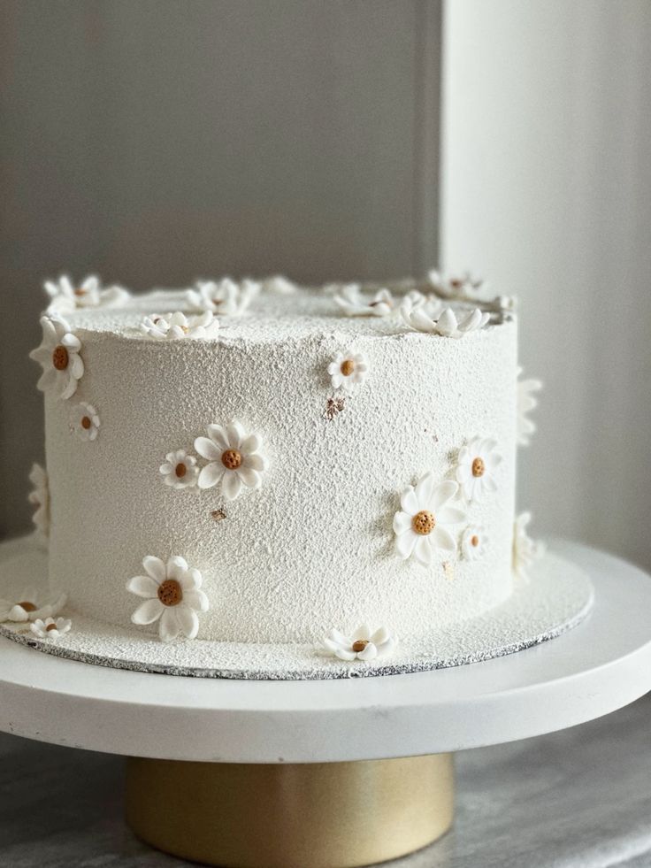 My Bento Cake Montpellier - Gâteau blanc décoré de fleurs marguerite élégantes