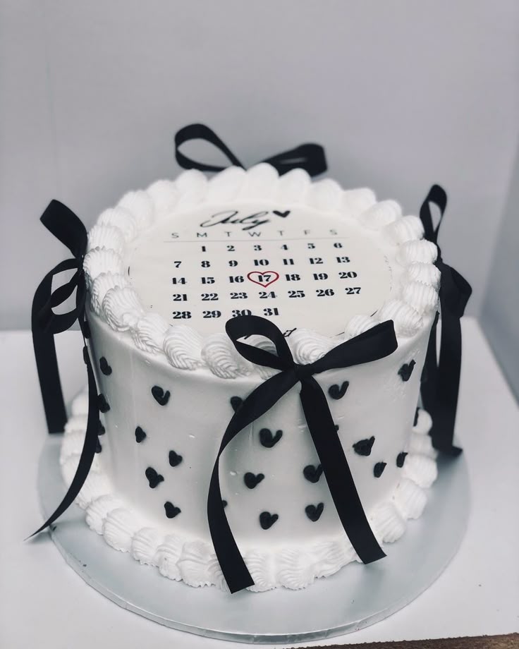 My Bento Cake Montpellier - Gâteau calendrier avec décorations en cœur pour occasions spéciales